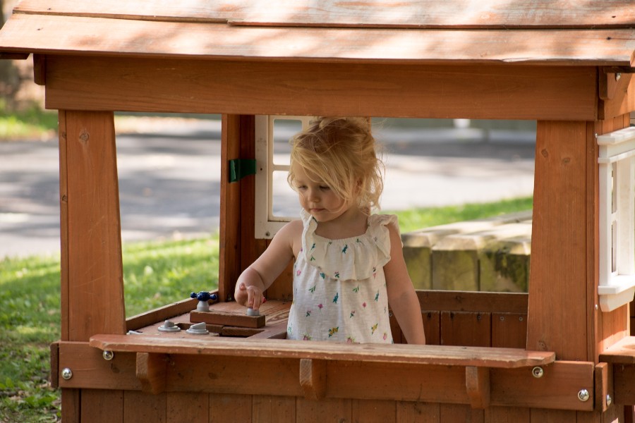 enfant en petite maison en bois